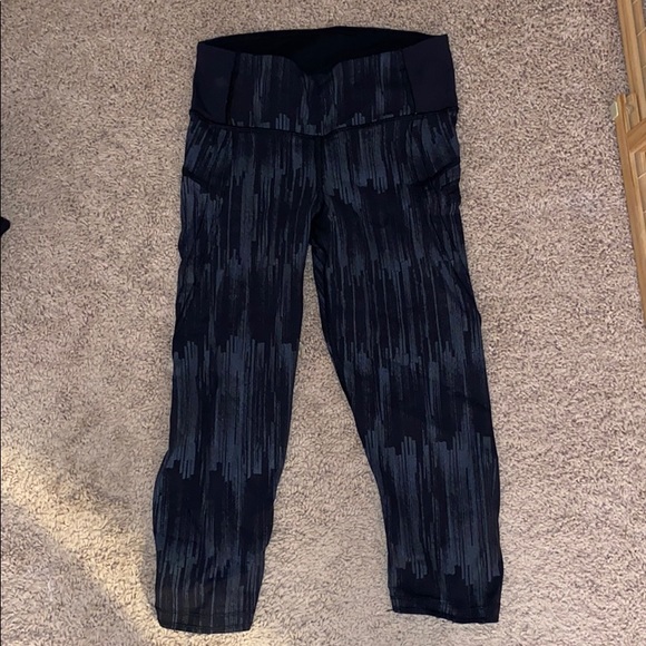 Lululemon 19” Crop luxtreme size 2 - Picture 1 of 2